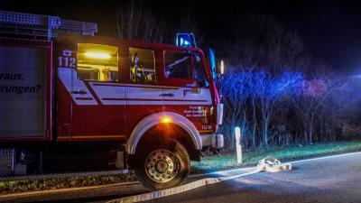 Darmsheim:Pkw fliegt aus Kurve und landet auf dem Dach 
